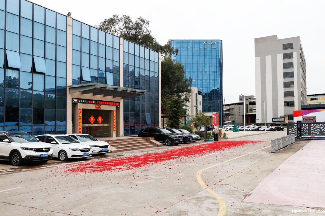 肖董亲自为员工们派发开工红包