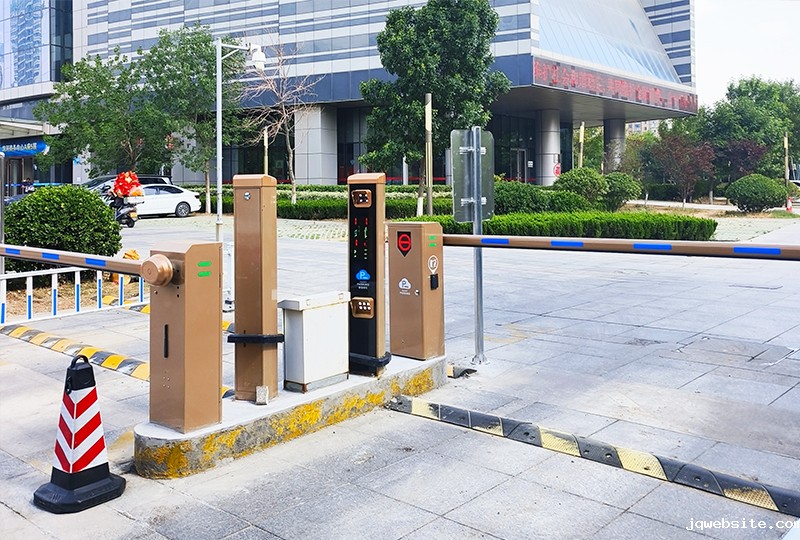 某写字楼采用 “ jqwebsite ” 车牌识别系统 