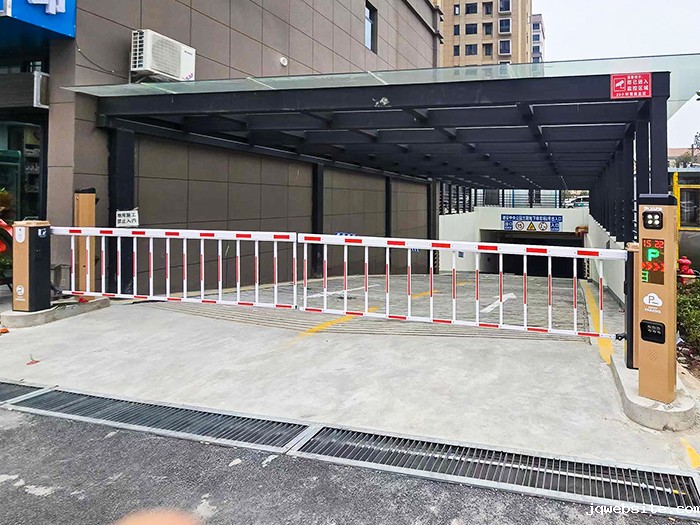 某停车场采用 “ jqwebsite ” 车牌识别系统