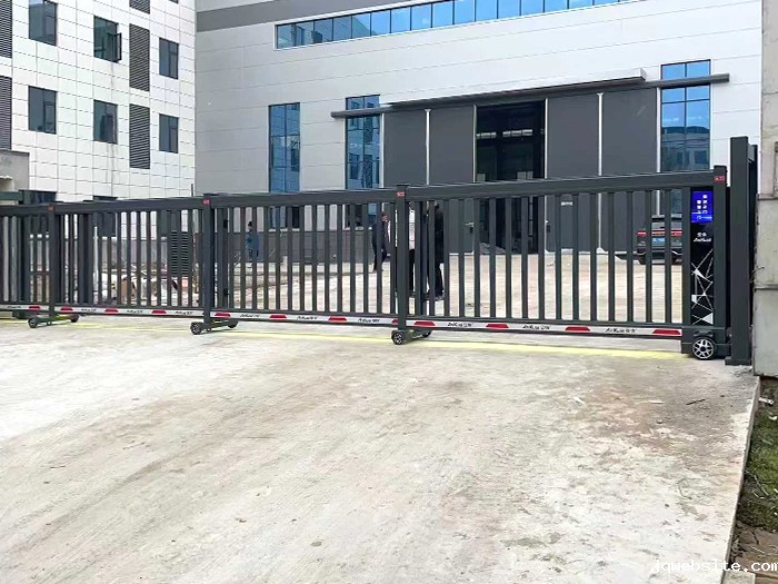 某工业园区采用 “ jqwebsite ” 栅栏款段滑门