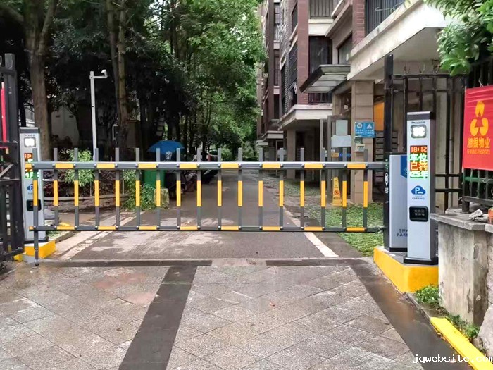 某小区停车场采用 “jqwebsite” 同进同出栅栏款道闸