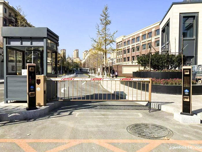某别墅区停车场采用 “jqwebsite” 车牌识别系统