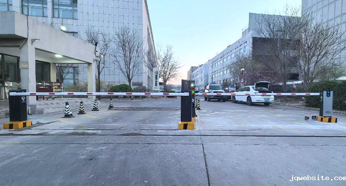 某园区停车场采用 “jqwebsite” 车牌识别系统