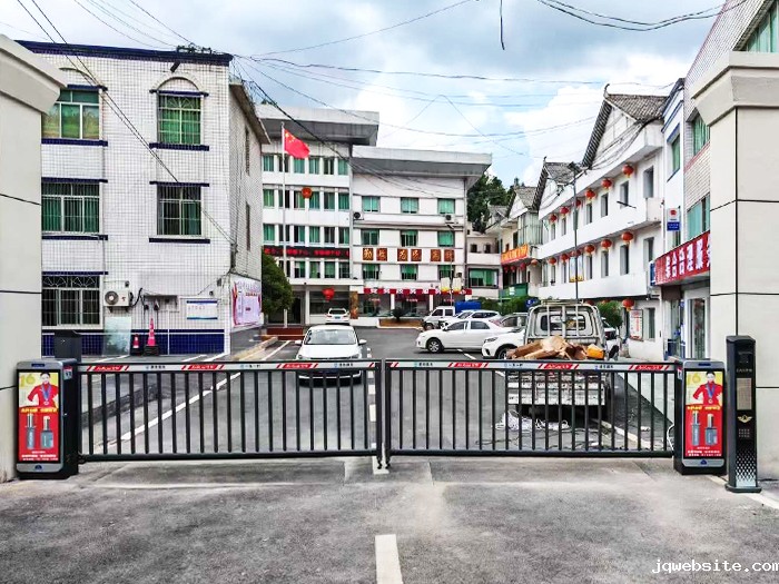 某社区采用 “jqwebsite” 一进一出栅栏道闸（对开）