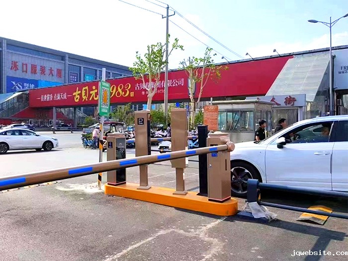 某大厦采用 “jqwebsite” 一进一出直杆道闸