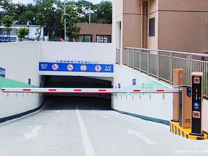 某小区停车场采用 “jqwebsite” 车牌识别系统
