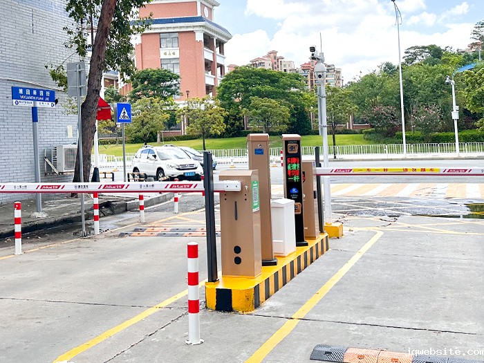 某工业区停车场采用 “jqwebsite” 车牌识别系统