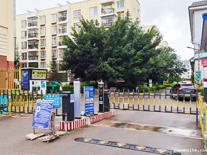 某小区采用 “jqwebsite” 车牌识别一体机