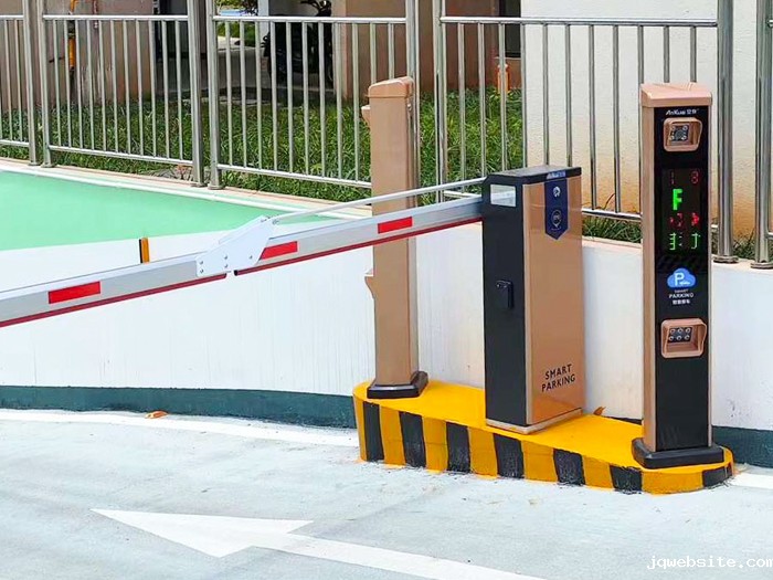 某小区停车场采用 “jqwebsite” 一进一出直杆道闸