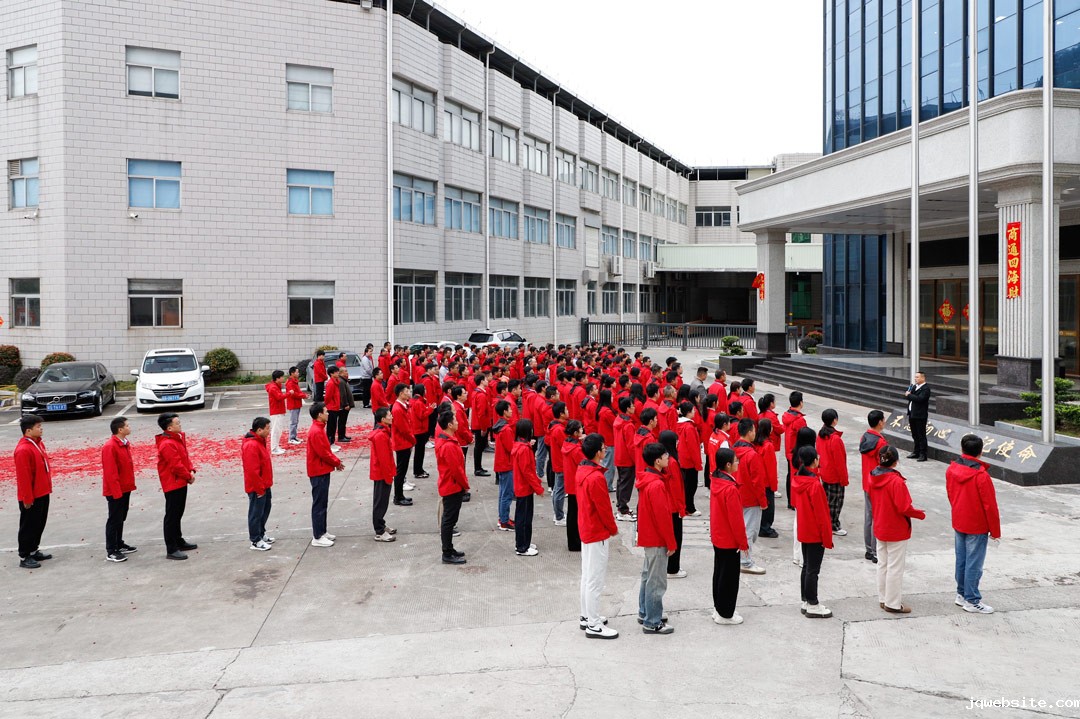 肖董亲自为员工们派发开工红包