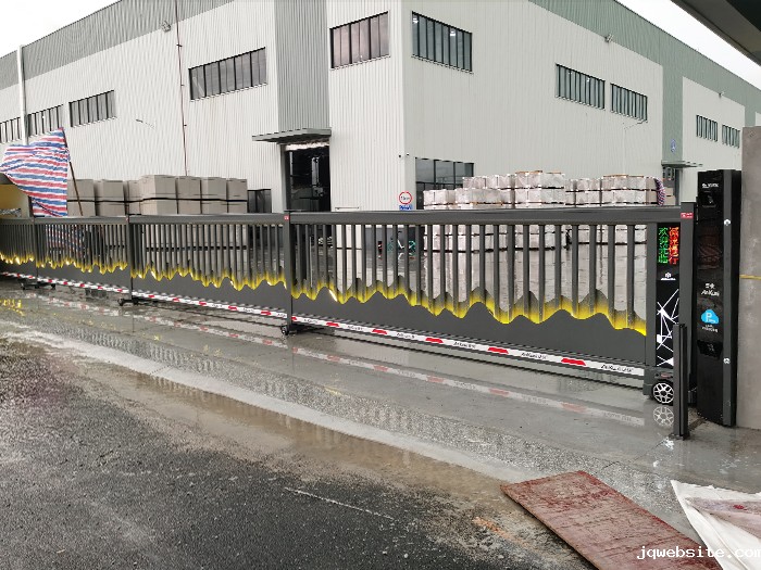 某物流园区采用 “ jqwebsite ” 山峰款段滑门