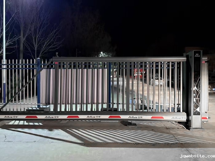 某厂区采用 “ jqwebsite ” 栅栏款悬开门