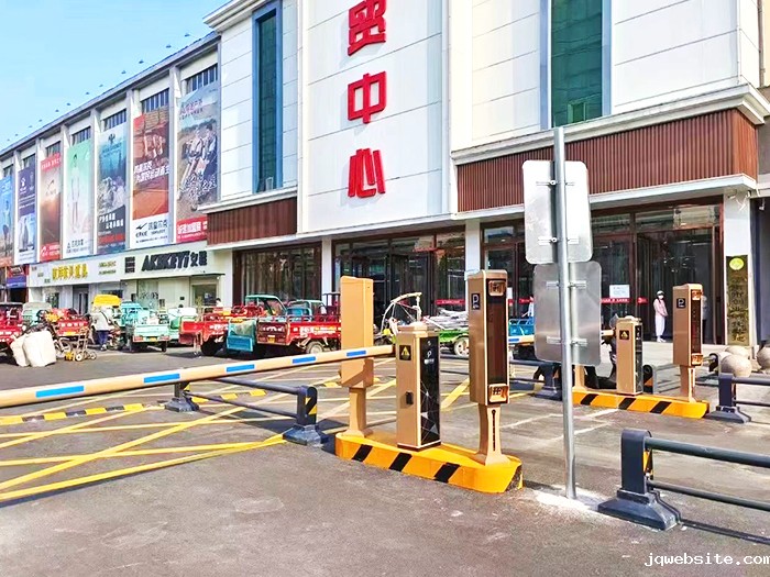 某商业街采用 “jqwebsite” 车牌识别系统