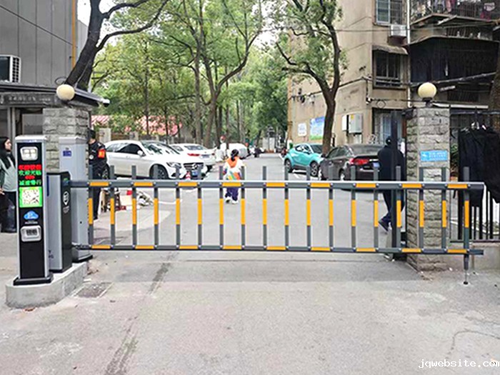 某小区采用 “jqwebsite” 同进同出栅栏道闸