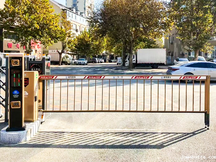 某社区采用 “jqwebsite” 同进同出栅栏道闸