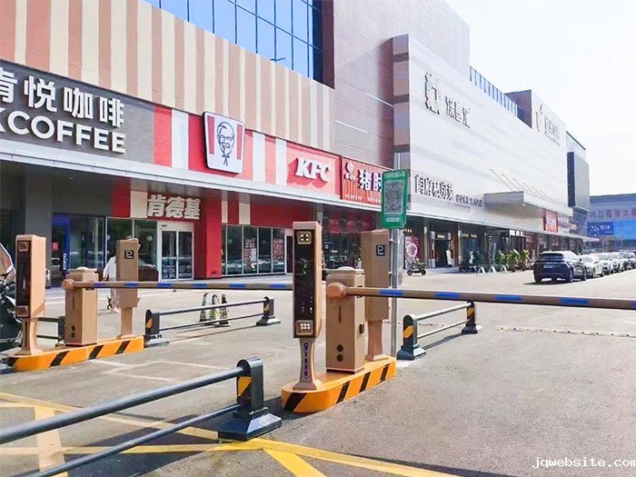 某商场停车场采用 “jqwebsite” 车牌识别系统