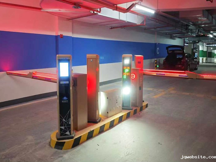 某商场停车场采用 “jqwebsite” 车牌识别系统【红外雷达】