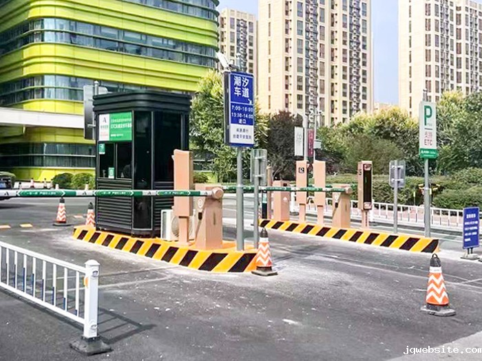 某医院停车场采用 “jqwebsite” 车牌识别系统